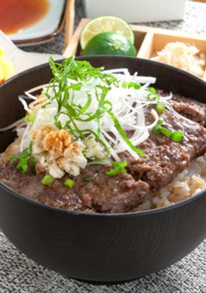 焼くだけ簡単♪ビーフステーキ丼-レシピのメイン写真