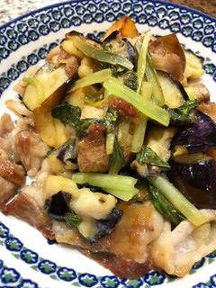 カリカリ豚が美味!茄子とじゃが芋の甘酢煮-レシピのメイン写真