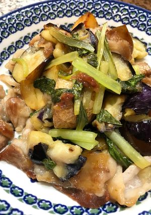 カリカリ豚が美味!茄子とじゃが芋の甘酢煮-レシピのメイン写真