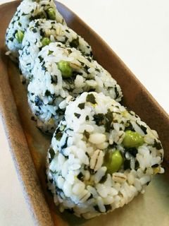 豆ごはんとしそわかめのおむすび-レシピのメイン写真