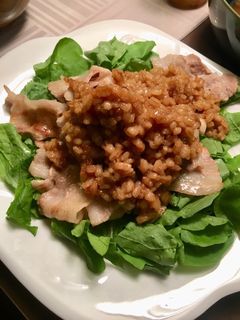 豚バラとルッコラのもち麦ソースがけ-レシピのメイン写真
