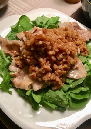 豚バラとルッコラのもち麦ソースがけ-レシピのメイン写真