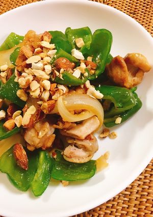 ナッツ入り！鶏肉とピーマンの炒め物-レシピのメイン写真