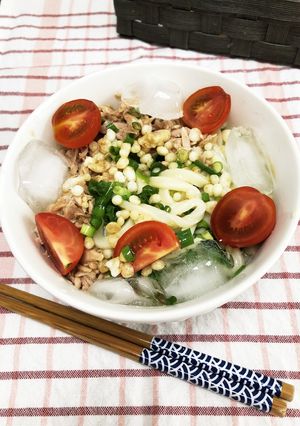 冷たいうどん ツナトマト 青ネギ 天かす-レシピのメイン写真