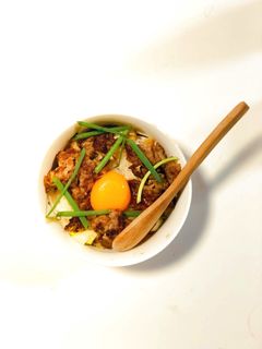 牛肉と卵黄の丼〜オイスター風味♪-レシピのメイン写真