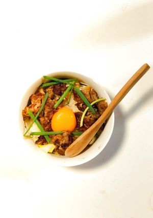 牛肉と卵黄の丼〜オイスター風味♪-レシピのメイン写真