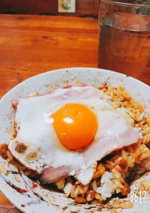 梅おかか納豆のベーコンエッグ丼-レシピのメイン写真