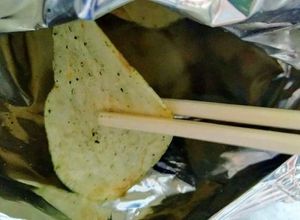 ポテトチップス♪割り箸で食べて下さいね♬-レシピのメイン写真