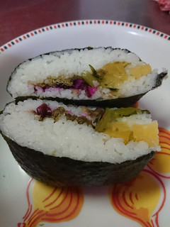 三色漬物ととろろ昆布のおにぎらず-レシピのメイン写真