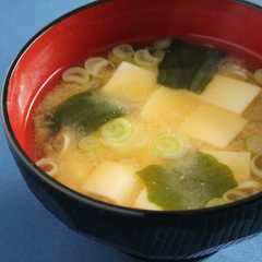 A picture of だしの素で簡単！わかめと豆腐の味噌汁.