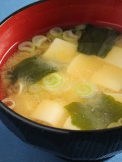 だしの素で簡単!わかめと豆腐の味噌汁-レシピのメイン写真