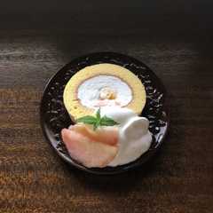 รูปของ ふわふわ桃のロールケーキ