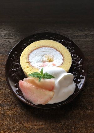 ふわふわ桃のロールケーキ-レシピのメイン写真