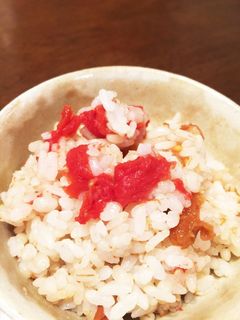 簡単★冷凍トマト梅干もち麦の炊き込みご飯-レシピのメイン写真