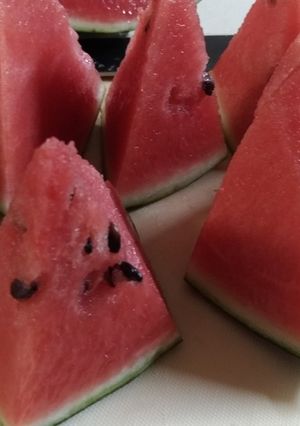 スイカはこう切って手軽に食べる´ڡ`ლ)-レシピのメイン写真