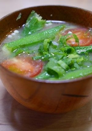 たたきオクラとミニトマトの味噌汁-レシピのメイン写真