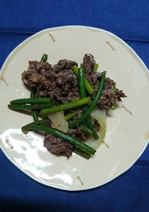 ガッツリ!牛肉とニンニクの茎の炒め-レシピのメイン写真