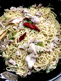 大磯屋の焼きそば麺で豚バラペペロンチーノ-レシピのメイン写真