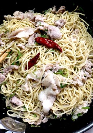 大磯屋の焼きそば麺で豚バラペペロンチーノ-レシピのメイン写真