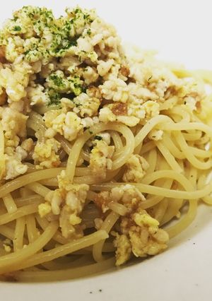 【麺つゆ】鶏そぼろと炒り卵パスタ-レシピのメイン写真