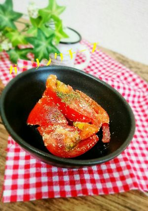 超簡単！トマトのガーリックチーズサラダ-レシピのメイン写真