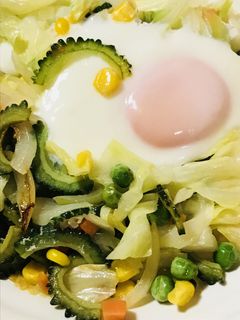目玉焼き☆ゴーヤー&キャベツの野菜炒め-レシピのメイン写真
