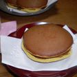 桜の葉の塩漬けが入った餡のどら焼き