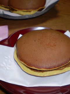 桜の葉の塩漬けが入った餡のどら焼き-レシピのメイン写真