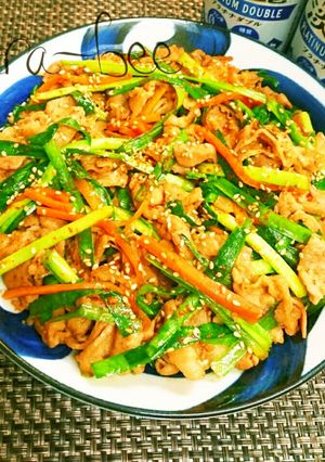 丼も旨い♪豚バラとニラの旨辛スタミナ炒め-レシピのメイン写真