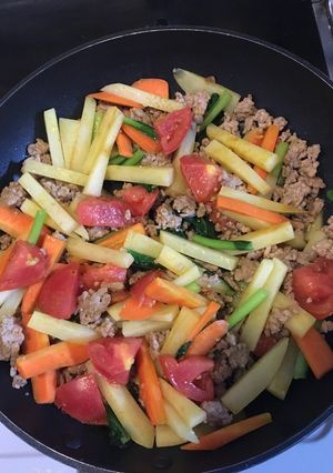 彩り楽しい！色々野菜とひき肉カレー炒め-レシピのメイン写真