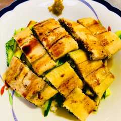รูปของ おもてなしにも！お手軽すぎる鰻きゅう丼。