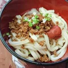 รูปของ 肉そぼろうどん。梅のせ！