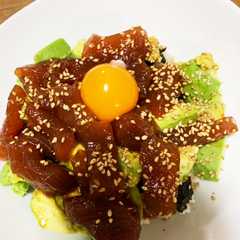 รูปของ 【簡単】まぐろアボカドユッケ丼