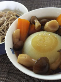 簡単冷製栄養満点・丸ごと玉ねぎのつけ蕎麦-レシピのメイン写真