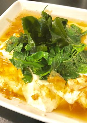 モロヘイヤとワカメの冷たい湯豆腐-レシピのメイン写真