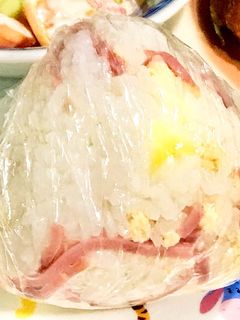 鮭フレークとハムとチーズのラップおにぎり-レシピのメイン写真