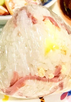 鮭フレークとハムとチーズのラップおにぎり-レシピのメイン写真