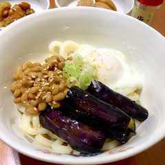 รูปของ 揚げナスと納豆と温玉ぶっかけ冷やしうどん