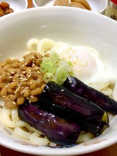 揚げナスと納豆と温玉ぶっかけ冷やしうどん-レシピのメイン写真