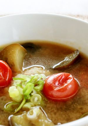 簡単!つくねとなすとトマトの味噌スープ-レシピのメイン写真
