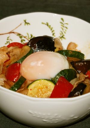 豚肉と夏野菜のピリ辛味噌炒め温玉のせ丼♪-レシピのメイン写真