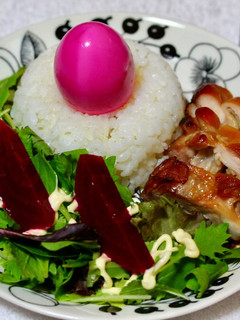 ピンクの茹で卵と照り焼きチキンのワンプレ-レシピのメイン写真