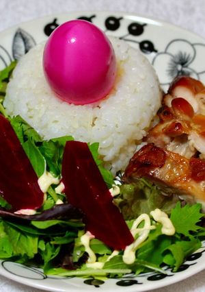 ピンクの茹で卵と照り焼きチキンのワンプレ-レシピのメイン写真
