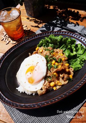 レンジで簡単!豚肉とコーンのソース炒め丼-レシピのメイン写真