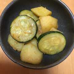 รูปของ ズッキーニとじゃがいもの塩麹炒め♪