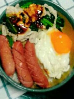 ランチに目玉焼き丼❤ソーセージを添えて-レシピのメイン写真