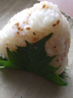 ゴマと塩・大葉おにぎり-レシピのメイン写真