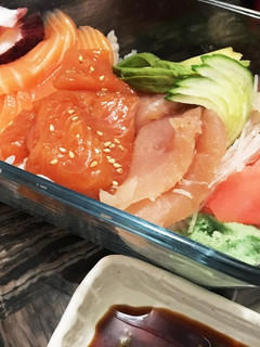うま辛☆サーモンポキ風のせ海鮮ちらし-レシピのメイン写真