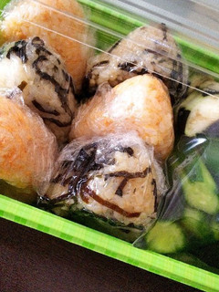 ズボラ弁当。おにぎり&浅漬け〜 編-レシピのメイン写真