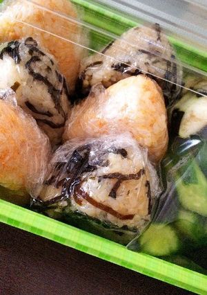 ズボラ弁当。おにぎり&浅漬け〜 編-レシピのメイン写真